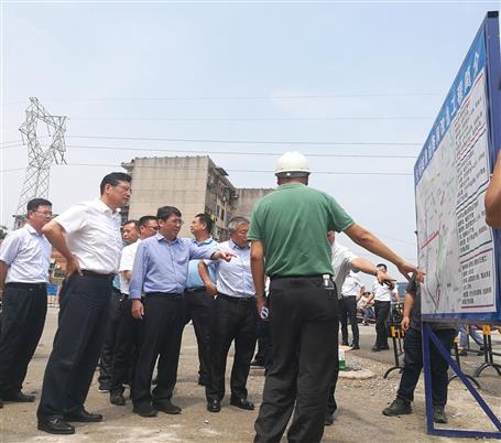 鄭俊康、吳煒到火車站周邊路網(wǎng)改造工程調(diào)研