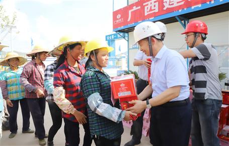 集團公司黨委委員、副總經(jīng)理侯立林到公司施工一線送清涼