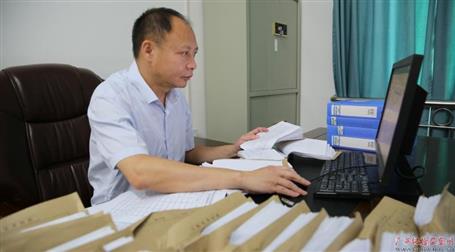 初心不改　本色不褪——記廣西勤廉榜樣、河池市紀(jì)委副書記、監(jiān)委副主任黃振林