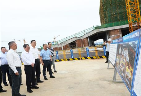 柳州市委書記吳煒、市長張壯到第十二分公司項目調研指導