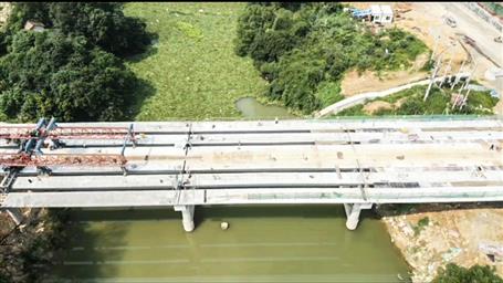 第十分公司承建項目預(yù)制箱橋梁成功吊裝