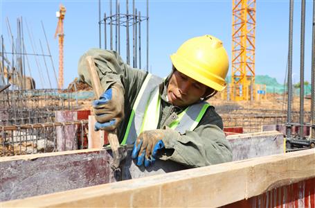 【戰(zhàn)高溫 沖產(chǎn)值】明德中學(xué)項目：多措并舉 直面“烤”驗(yàn)