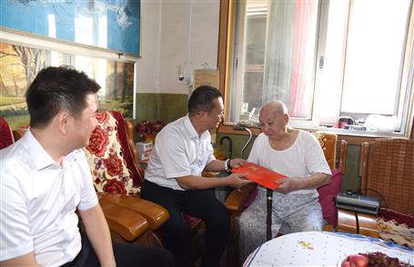 覃振華、賴海標(biāo)國(guó)慶節(jié)前慰問(wèn)離休老干部