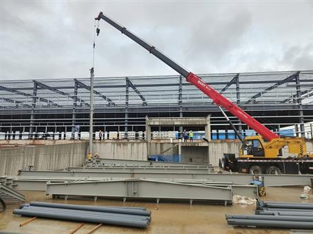 【奮戰(zhàn)三季度 打贏攻堅(jiān)戰(zhàn)】冶建第四分公司內(nèi)蒙古項(xiàng)目2#冷庫鋼結(jié)構(gòu)首吊成功！