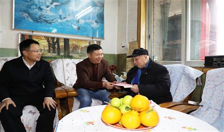 曾惠新到冶建公司慰問新中國(guó)成立前入黨的老黨員董德和